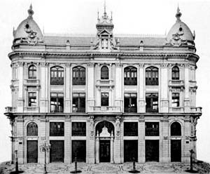 Prédio “padrão” Beaux-Arts da Avenida Central [Catálogo Registro Fotográfico de Marc Ferrez da construção da av. Rio Branco, 1903-1906, p]