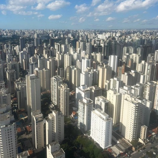 Verticalização elitista e moradias precárias, São Paulo SP<br />Foto Nadia Somekh 