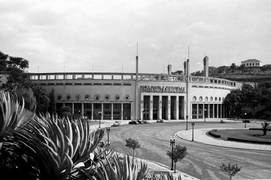 Estádio e complexo poliesportivo do Pacaembu, época da inauguração, São Paulo, anos 1940<br />Foto divulgação  [Acervo Casa da Imagem / livro <i>Museu do Futebol</i>]