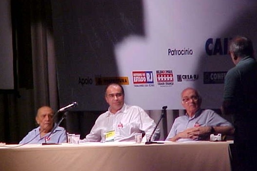 Mesa com a participação dos arquitetos Oscar Niemeyer, Haroldo Pinheiro e João Filgueras Lima, Lelé, no Rio Centro<br />Foto Carlos Fayet 