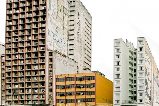 Conjunto de prédios na região central de São Paulo. Da esquerda para a direita, uma ocupação irregular objeto de retrofit através da Sehab, um edifício enquadrado no tema deste artigo, um imóvel privado e um edifício habitacional plenamente ocupado<br />Foto Rafael Ianni 