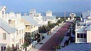 Figura 2 – Seaside, Florida. Comunidade balneária construída na década de 1980, um verdadeiro parque temático arquitetônico. Sua artificialidade se revela no fato de que foi a locação usada para o filme “O show de Truman”, em que a vida de uma pessoa é tr