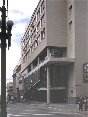 Fachada na calle Cerrito e Zabala. Intervenção no edifício dos anos 60. Arqs. Guguich, Perdomo, Rubilar. 1994