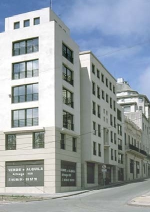 Edifício Porto de Índias (oficinas). Arqs. E. Kimelman, D.Flom, A. Graetz. 1991-1994 (muitas oficinas ainda por alquilar)