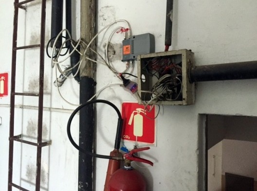 Instalações elétricas e antenas, em condições irregulares a norma de manutenção de edifícios (ABNT/NBR 5674), Interior do edifício Rizkallah Jorge, 2016<br />Foto Luiz Fernando de Azevedo Silva 