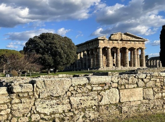 <i>Pestum</i>. Primeiro plano: <i>emplekton</i> em <i>opus incertum</i> (tectônica romana). Segundo plano: Templo de Era (tectônica grega)<br />Foto Luiz Felipe da Cunha e Silva 