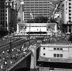 Praça do Patriarca, cobertura de Paulo Mendes da Rocha<br />Foto Nelson Kon 