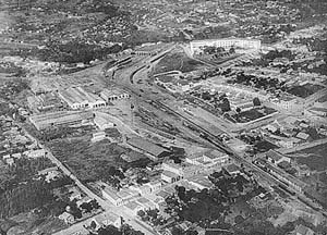 Vista aérea da mancha ferroviária na década de 1920.  [Arquivo do Museu do Trem, São Leopoldo, RS.]