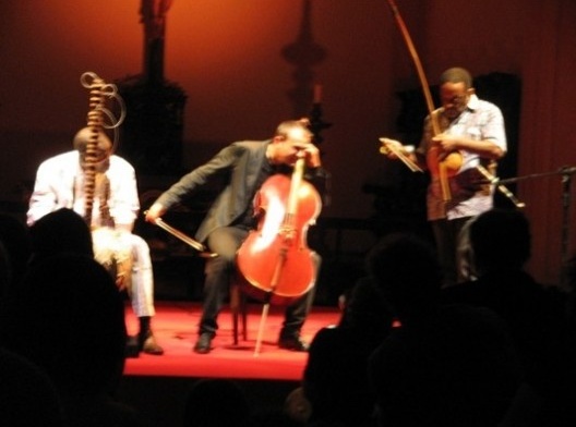 Ballaké Sissoko (Mali) tocando Cora, instrumento erudito africano; Vicent Segal (França), ao violoncelo; Naná Vasconcelos (Brasil), ao berimbau<br />Foto Eliane Lordello 