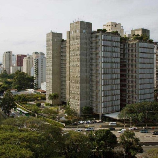 Edifício São Luiz, sede da Promon, São Paulo. Arquiteto Marcello Fragelli<br />Foto Nelson Kon  [FRAGELLI, Marcelo. "Quarenta anos de prancheta"]
