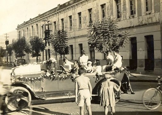 Carro enfeitado para a “batalha das flores” no carnaval, década de 1930<br />Foto divulgação  [Acervo do Museu Histórico e Geográfico, código V133]