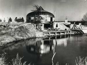 Dymaxion House, de Buckminster Fuller, Wichita, Kansas. Projeto de 1929, protótipo de 1945, construído em alumínio e plexiglass, cujo pilar central tubular era o próprio container das peças, quando desmontado. Acervo Buckminster Fuller Institute [MoMA]