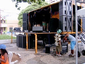Caminhão-palco no Largo da Mariquita, Salvador, 2004<br />Foto do autor 