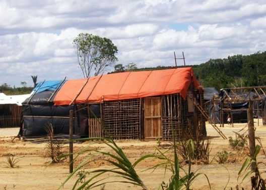 Barracas de acampamento de sem terras, sertão da Bahia. Foto Valmor Vieira [www.abbra.eng.br]
