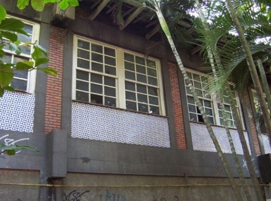 Escola Municipal Roma, detalhe do painel de azulejo (Regina Bolonha), Copacabana, Rio de Janeiro, 1960-1964<br />Foto Marcia Poppe, 2004 