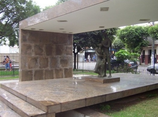 Monumento a José Inácio Peixoto, escultura “A Família” de Bruno Giorgi, Cataguases, 1956<br />Foto Marcia Poppe, 2003 