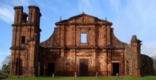Remanescentes da frontaria, pórtico e torre. Igreja de São Miguel Arcanjo<br />Foto Luiz Custódio, 2009 