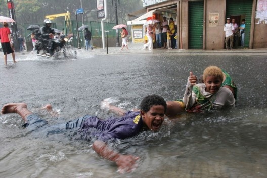 São Paulo: Pangéa - Garotos na chuva no centro de São Paulo<br />Foto Marcelo Min 