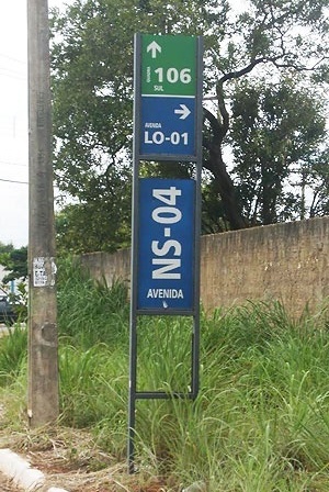 Fig. 5: Totem de indicação de avenida<br />Autoria: Patrícia Orfila (2009) 