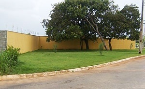 Fig. 7: Muro de condomínio residencial na Quadra 205N e ausência de calçamento no entorno<br />Autoria: Patrícia Orfila (2009) 