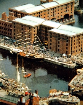 Figura 9 – O movimento portuário e as embarcações históricas como atrativos; no conjunto recuperado de Albert Dock, Liverpool, Inglaterra [In Pozueta, J. 1996]