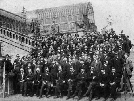 Graduação de Arnaldo Dumont Villares diante do Palácio de Cristal em Paris, 1905<br />Foto divulgação  [Acervo fotográfico família Villares]