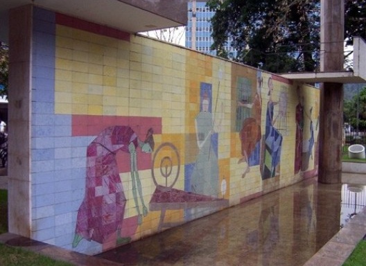 Monumento a José Inácio Peixoto, painel “As fiandeiras” de Candido Portinari, executado em azulejos vitrificados por Américo Braga, Cataguases, 1956<br />Foto Marcia Poppe, 2003 