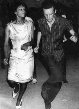 Nininha Chochoba e Hélio Oiticica no ensaio da Escola de Samba da Mangueira, 1964<br />Foto divulgação  [Imagem da capa do livro]