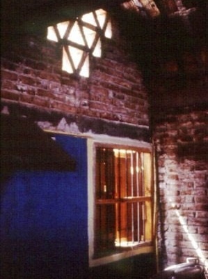 Interior de las viviendas en Ahome Sinaloa (1991), a base de ladrillo armado en autoconstrucción y con ventilación eólica natural<br />Foto archivo personal de Carlos González Lobo, México 1996 