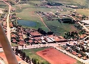 Prédios fabris (centro), açude (fundos), Av. Presidente Vargas, década de 70. [arquivo da família]