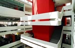 Sistema de circulação vertical: bloco do elevador e escadas envoltórias<br />Foto de João Xavier 