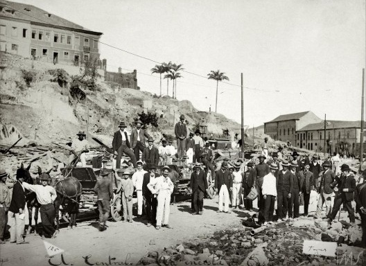 Demolição do Morro do Castelo para a construção da avenida Central, Rio de Janeiro, 1904<br />Foto Torres  [Instituto Moreira Salles]
