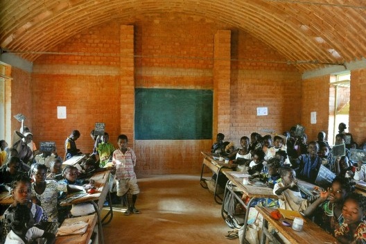 Diébédo Francis Kéré, Ampliação de uma escola primária. Gando, Burkina Faso<br />Foto divulgação 