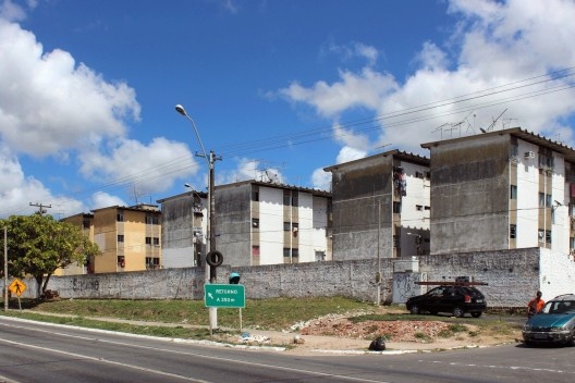 Urbanizações fechadas: muros e guaritas impedem a integração urbana e social<br />Roberto Ghione  [divulgação]