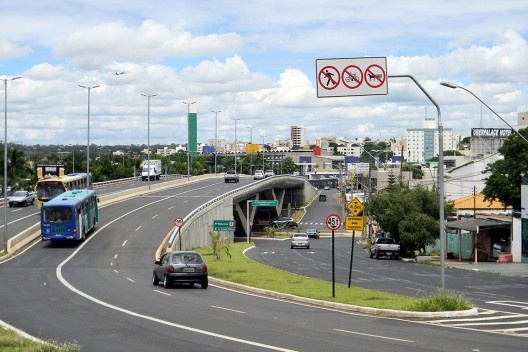 Detalhe da sinalização que indica ser proibido o trânsito de pedestres e bicicletas nesse viaduto<br />Foto Robert Soares 