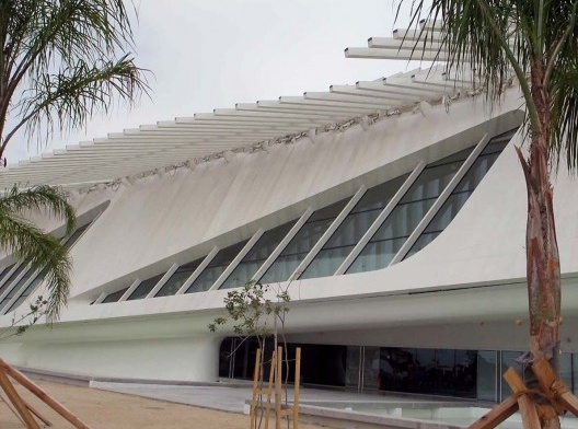 Museu do Amanhã, vista lateral com branco manchado, Rio de Janeiro. Arquiteto Santiago Calatrava<br />Foto Paulo Afonso Rheingantz 
