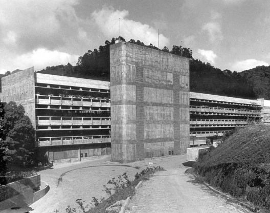 Hering Matriz, vale do Bom Retiro, próximo a Blumenau, 1968-1975. Arquiteto Hans Broos<br />Foto Cristiano Mascaro 