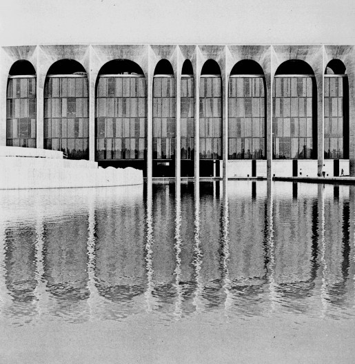 Sede da Editora Mondadori, Milão, Itália, 1968. Arquiteto Oscar Niemeyer<br />Foto Del Grande  [<i>Revista Módulo</i> n. 41, dez. 1975/jan. 1976]