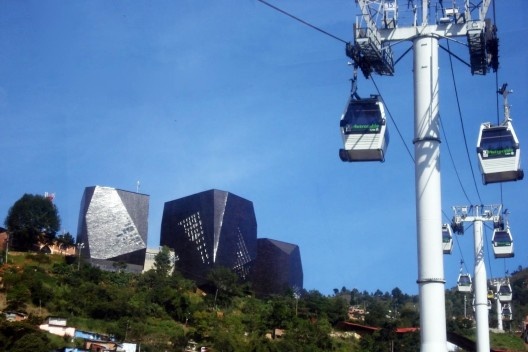 Metrocable e, ao fundo, o Parque Biblioteca Espanha, Medellín<br />Foto Noemi Zein Teles 
