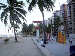 Figura 03 – Apartamentos de luxo na praia de Boa Viagem<br />Foto Luiz Amorim, 2004 