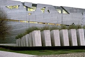 Vista das esculturas externas do museu [http://www.bitterbredt.de/]