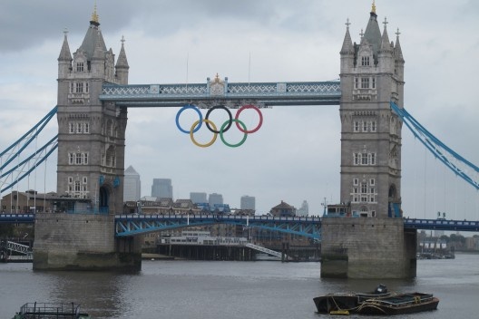 London Bridge no Tamisa com o símbolo das Olimpíadas <br />foto Roberto Segre 