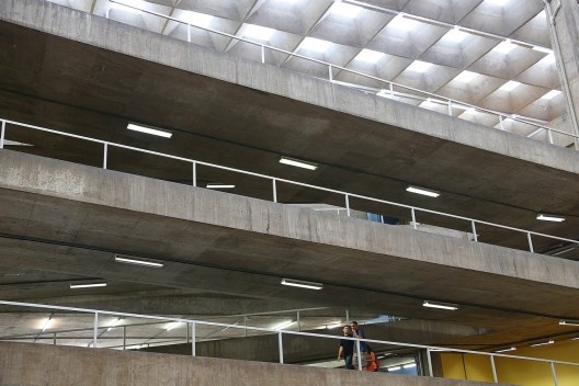 Faculdade de Arquitetura e Urbanismo da Universidade de São Paulo – FAU USP, rampas internas<br />Foto Marcos Santos  [USP Imagens]