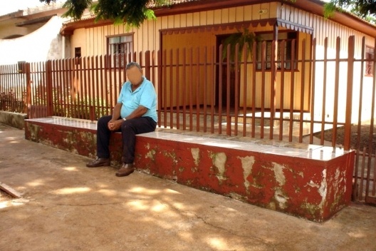 Apropriação espaço público ligada ao convívio comunitário em Ângulo/PR: banco na calçada junto à centralidade da cidade [SOUZA et al, 2006]