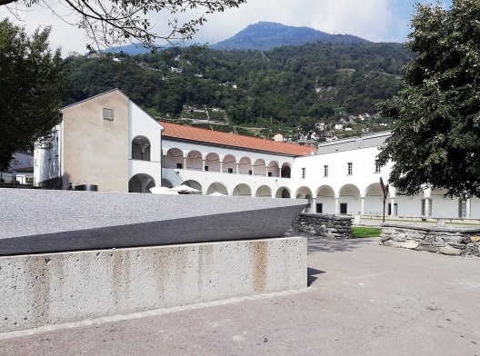 Convento de freiras agostinianas em Monte Carasso, Suíça, 1981-1984. Intervenção do arquiteto Luigi Snozzi<br />Foto Flautor  [Wikimedia Commons]