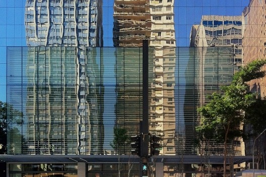 Detalhe da fachada de Shopping Center na Avenida Paulista, São Paulo<br />Foto Abilio Guerra 