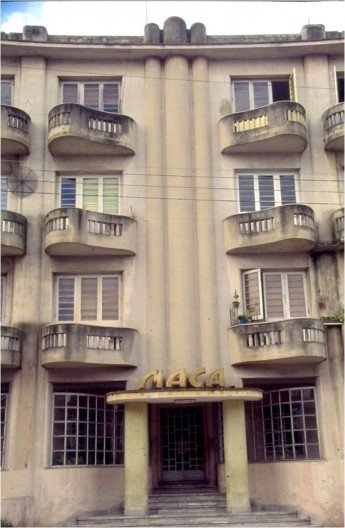 Prédios de apartamentos nos bairros Centro Havana e Vedado, 1930-1940. Da influência francesa á norte-americana<br />Foto Roberto Segre 