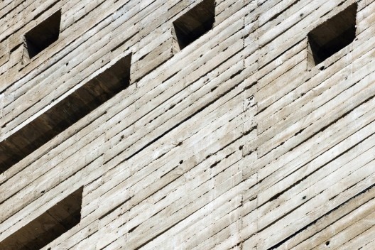 Praça das Artes, detalhe do edifício em concreto aparente em cor ocre, São Paulo. Escritório Brasil Arquitetura e arquiteto Marcos Cartum<br />Foto Nelson Kon 