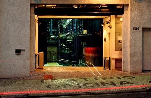 Teatro Oficina, vista a partir da calçada, permitindo perceber a área interna de representação como uma "rua"<br />Foto Nelson Kon 