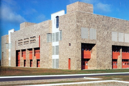 Base de Lançamentos, Alcântara, 1985-92. Luis Espallargas Gimenez e equipe<br />Foto Nelson Kon  [ANELLI, Renato. "Architettura contemporanea: Brasile", p. 87]